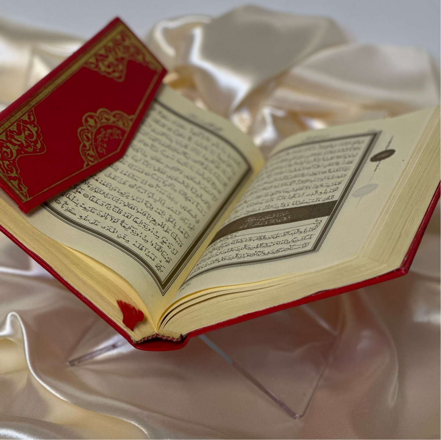 Muslimischer Acryl-Koranhalter mit aufgeklappten Qur’an – für fokussierte Lesemomente