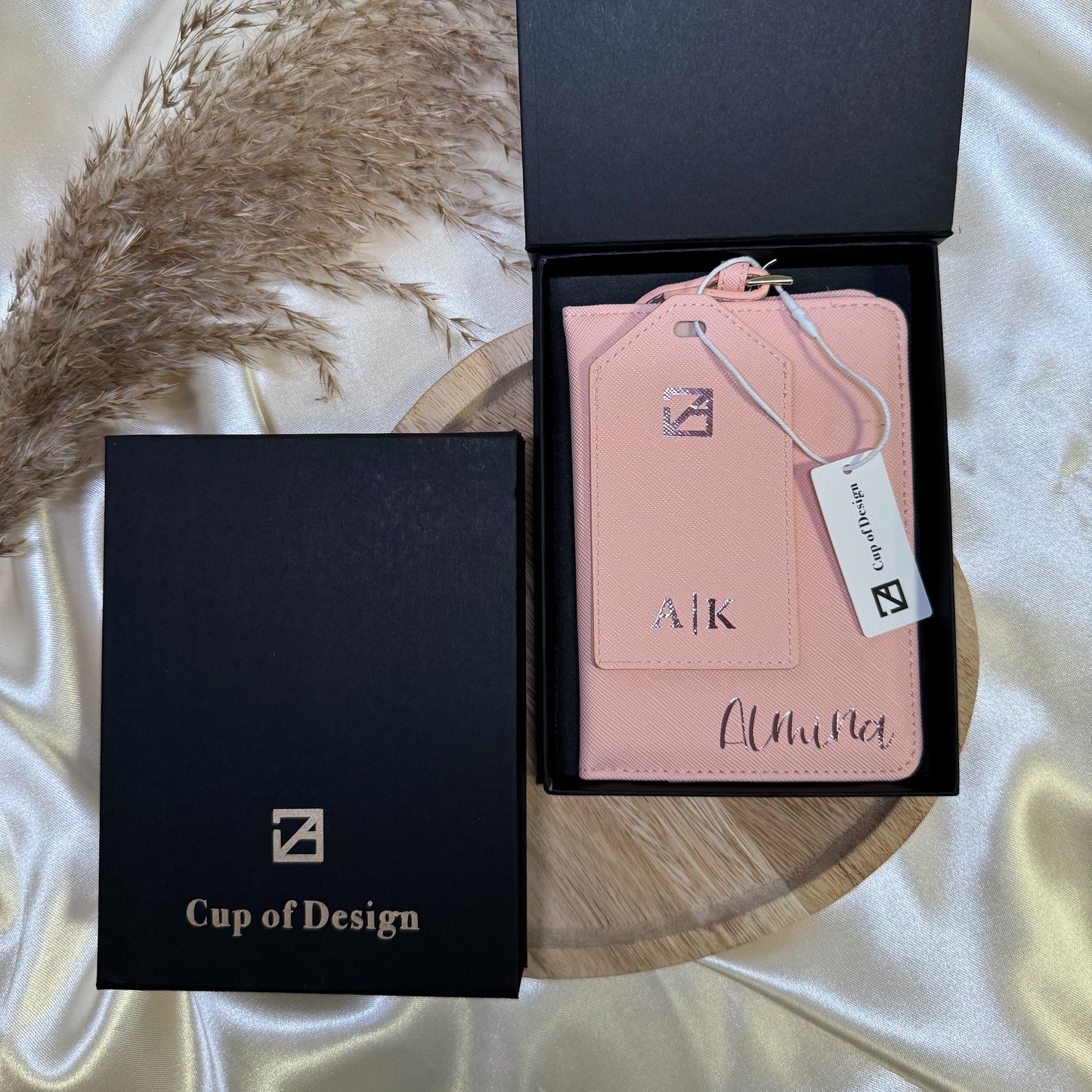 Reiseset edel verpackt in schwarzer Magnetbox - Geschenkidee für Travel-Fans & Hochzeitspaare