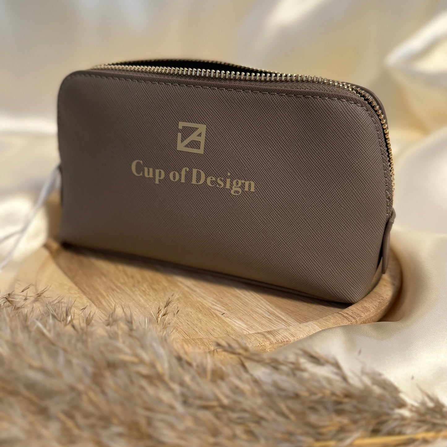 Geöffnete Kosmetiktasche ohne Glastuben - stilvolle Reise-Accessoire mit Personalisierung