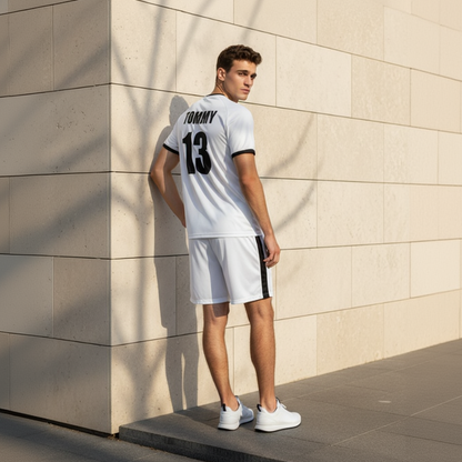 Mann mit Deutschland Trikot WM 26 Personalisiert