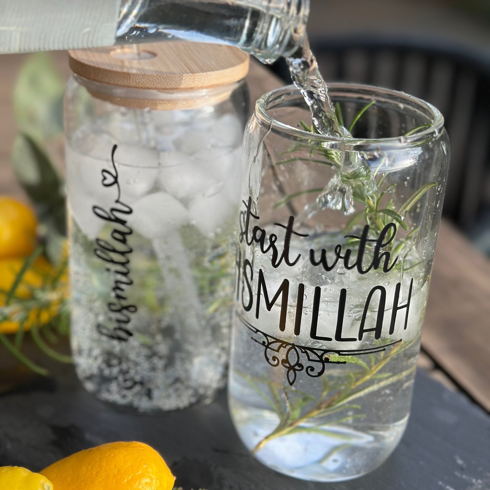 Detailaufnahme der Bismillah Gravur auf hochwertigem Glasbecher – spirituelle Geschenkidee